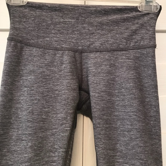 Lululemon Cropped Under Wunder Leggings 2 - Picture 7 of 7